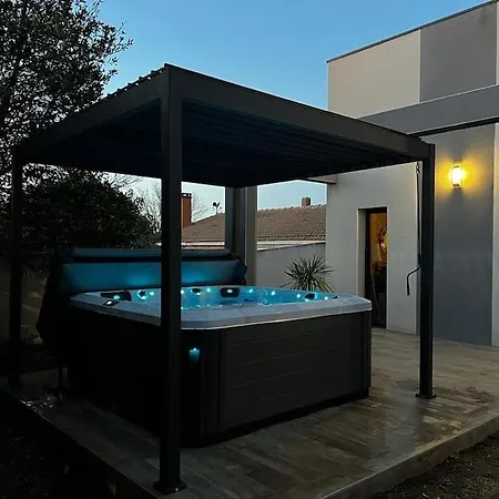 Mila, Piscine,spa,serignan Villa